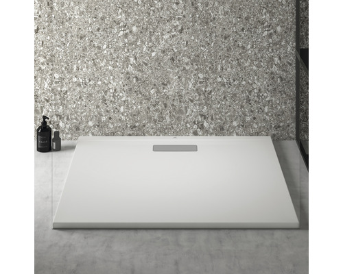 Obdélníková sprchová vanička s odtokem v koupelně