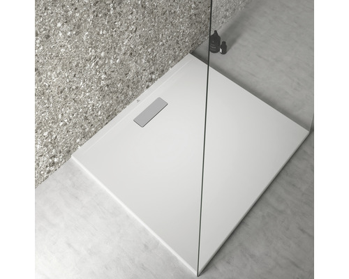 Čtvercová sprchová vanička v koupelně se sprchovou zástěnou