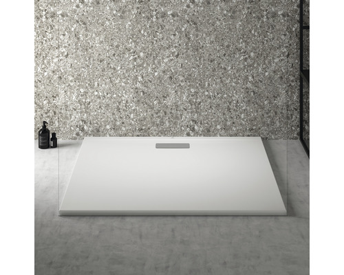 Obdélníková sprchová vanička z litého minerálu v koupelně