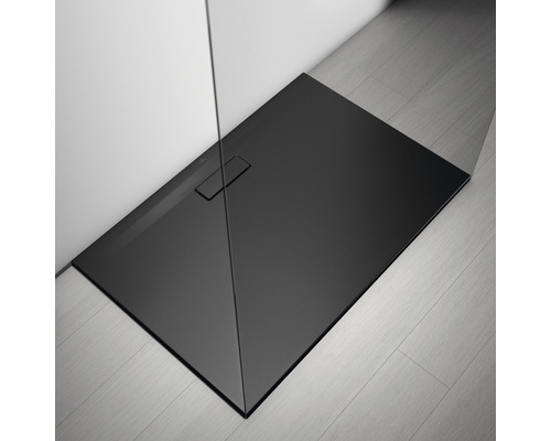 Černá sprchová vanička v koupelně se skleněnou stěnou