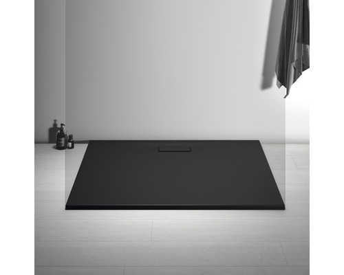 Černá sprchová vanička v koupelně.