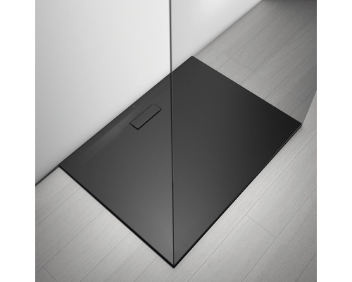 Černá sprchová vanička v koupelně