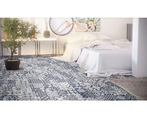 Ložnice s postelí a vinylovou podlahou ve stylu patchwork.