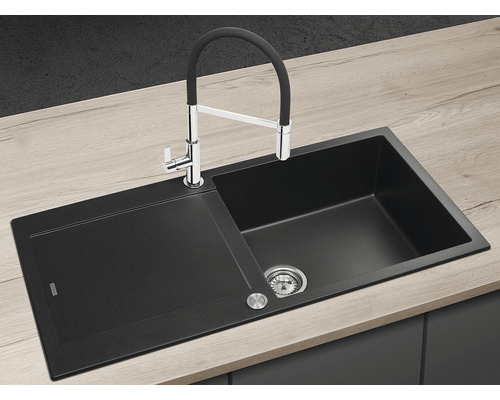 Černý kuchyňský dřez s odkapávací plochou a baterií