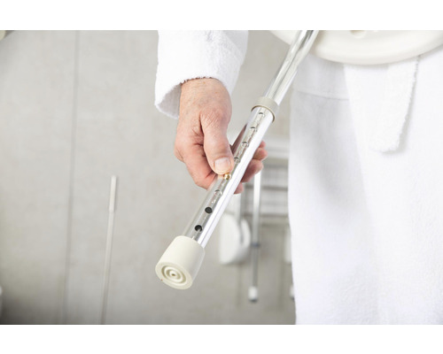 Detailní záběr nastavitelného zvedáku do vany pro větší bezpečnost v koupelně