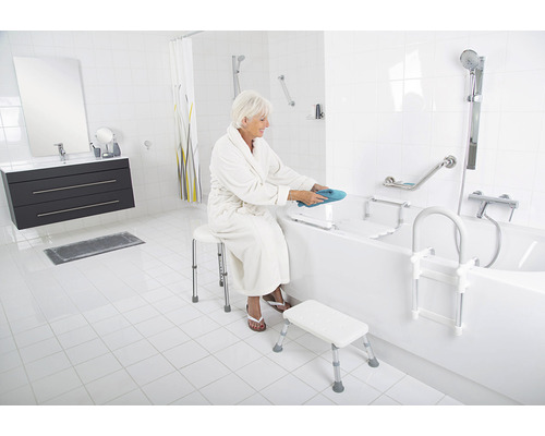 Koupelna s vanovým zvedákem, vanovým prknem, vanovou stoličkou a schůdky do vany pro podporu osobní hygieny