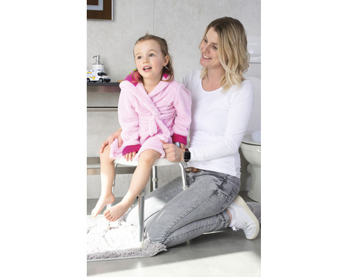 Matka s dítětem na sprchové stoličce v koupelně