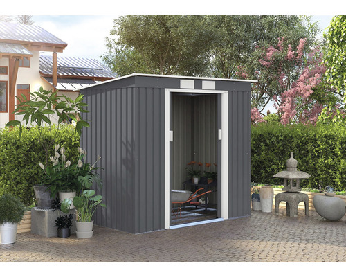 Kovová zahradní bouda s otevřenými dveřmi a zahradním nářadím uvnitř