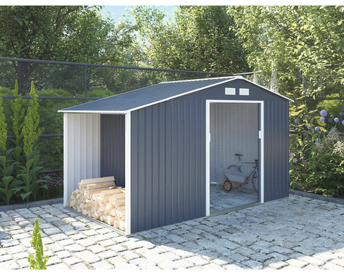 Zahradní domek se skladem dřeva, kolo a kolečko na zahradě