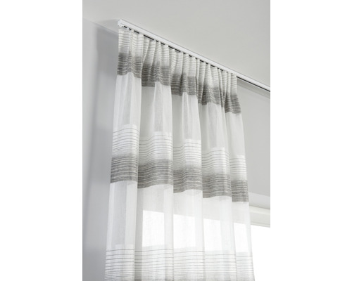 Záclona s proužkovaným vzorem na záclonové kolejnici