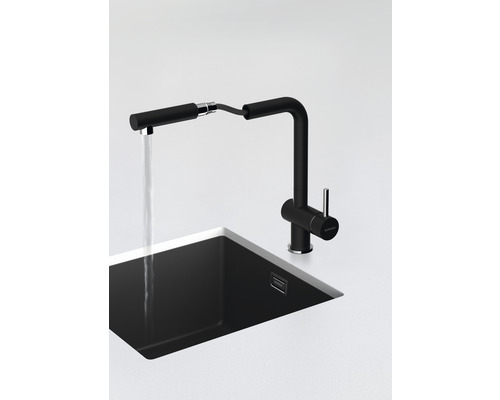 Černá kuchyňská baterie s výsuvnou sprchou nad dřezem