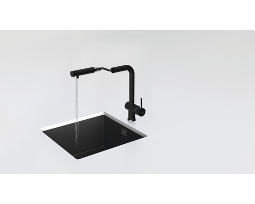 Umyvadlo s vodovodní baterií a tekoucí vodou