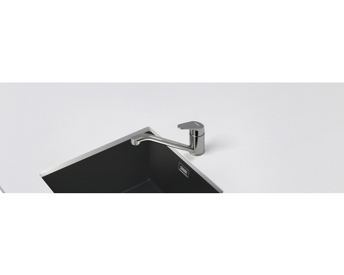 Kuchyňská baterie vedle dřezu