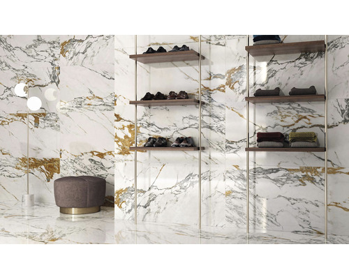 Světlá místnost s podlahovými a nástěnnými dlaždicemi se vzhledem mramoru, regálem a stoličkou