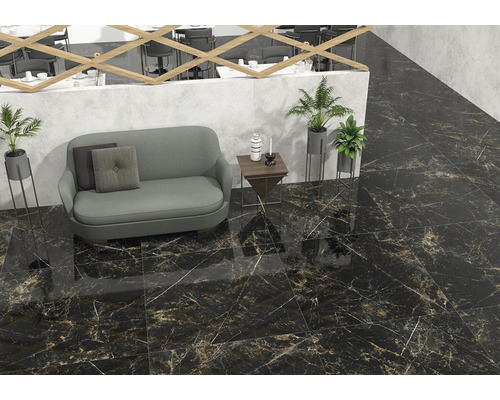 Porcelánové dlaždice v restauraci s pohovkou a rostlinami