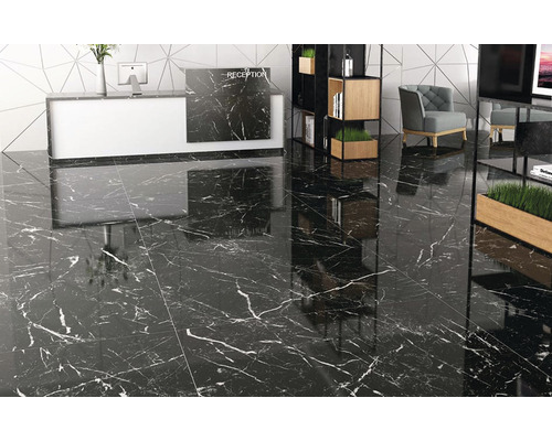 Interiér s podlahovými dlaždicemi se vzhledem mramoru, recepcí a posezením