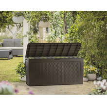 Otevřený plastový zahradní box s ratanovým vzhledem ve venkovním prostředí.