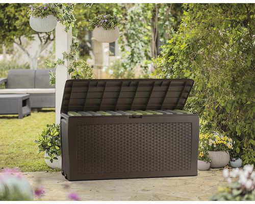 Otevřený plastový zahradní box s ratanovým vzhledem ve venkovním prostředí.