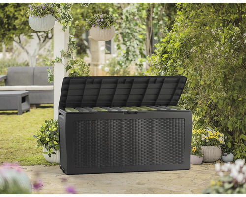 Otevřený úložný box v zahradě