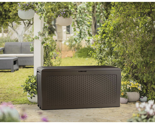 Hnědá zahradní bedna ve venkovním prostředí