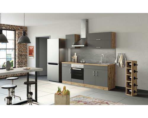 Moderní kuchyně s kuchyňskými skříňkami, chladničkou, jídelním stolem a židlemi.