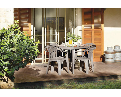 Zahradní scéna s jídelním stolem a židlemi na dřevěné terase