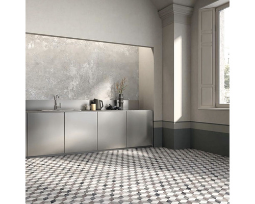 Světlá kuchyně s moderním designem, dlažba s motivem kostek a kuchyňská linka s umyvadlem