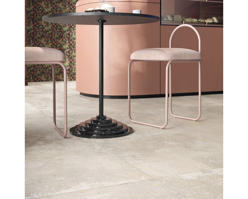 Scéna s dlažbou, kulatým stolem a židlemi.