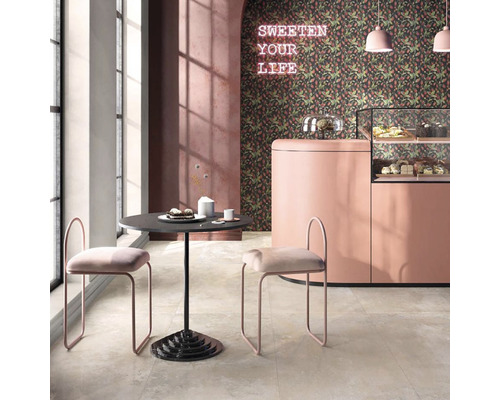 Kavárenská scéna se stolem, židlemi a pultem