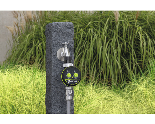 Zavlažovací počítač Geka na vodovodním kohoutku na zahradě