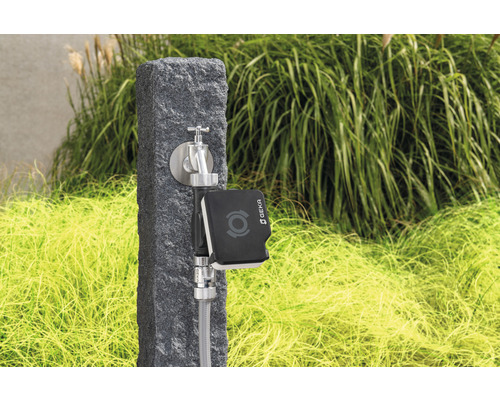 Vodovodní kohoutek se zavlažovacím počítačem Geka na zahradě