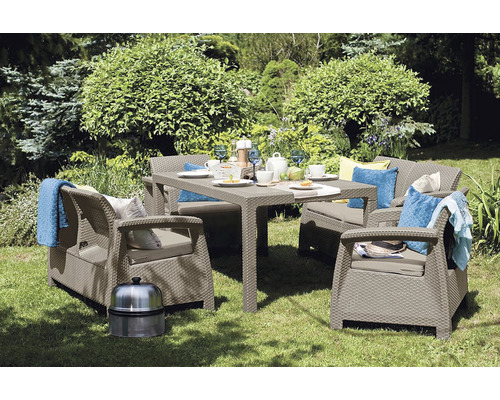 Zahradní sedací souprava se stolem, židlemi a grilem na zahradě