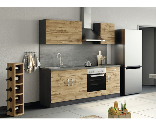 Kuchyňská linka s dřezem, sporákem, lednicí, digestoří a regálem na víno