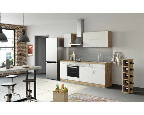 Světlá kuchyně s vestavěnou kuchyní, lednicí, jídelním stolem a regálem na láhve vína