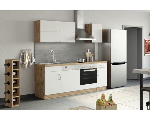 Moderní kuchyně s bílými skříňkami, pracovní deskou s dekorem dřeva, dřezem, sporákem, myčkou a stojanem na víno