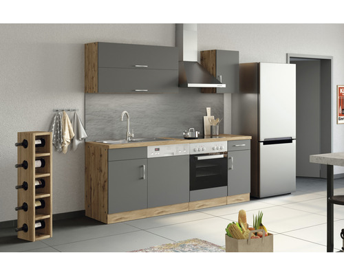 Kompletní kuchyně s horními skříňkami, dřezem, sporákem, digestoří a chladničkou.