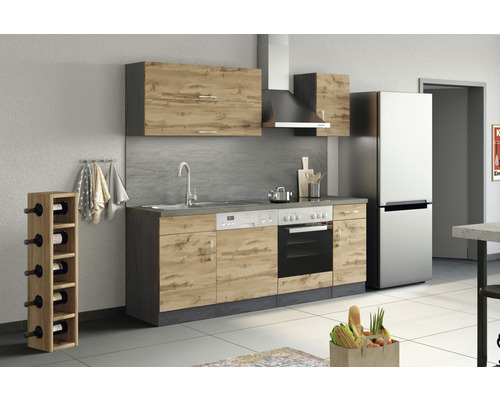 Kuchyňská linka s dřezem, sporákem, digestoří, závěsnými skříňkami, lednicí a regálem na víno ve světlé místnosti.