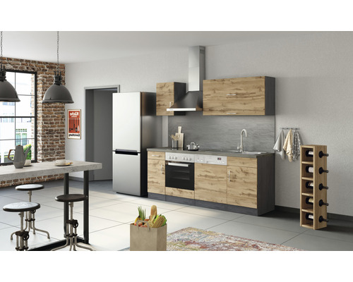 Světlá kuchyně s vestavnými spotřebiči, pracovní deskou, dřezem, digestoří a kuchyňskými skříňkami