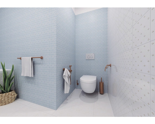 Koupelna s toaletou, ručníky a vzorovanými obklady