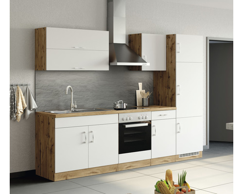 Kuchyňská linka s dřezem, varnou deskou, troubou, odsavačem par a horními skříňkami v bílé barvě a vzhledu dřeva
