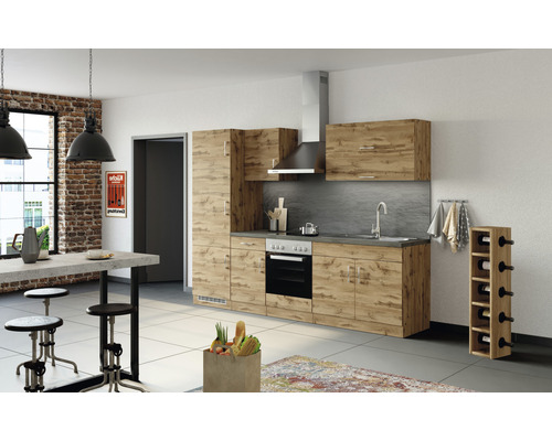 Kuchyňská linka s dřevěnými čely, dřezem, sporákem, digestoří a regálem na víno ve světlé místnosti