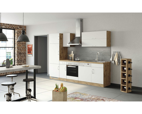 Moderní kuchyně s bílými skříňkami, dřevěnými prvky a jídelním koutem