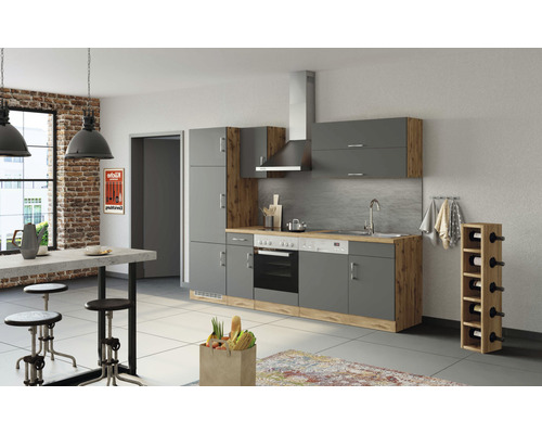 Moderní kuchyně se šedými skříňkami, dřevěnou pracovní deskou a jídelním koutem