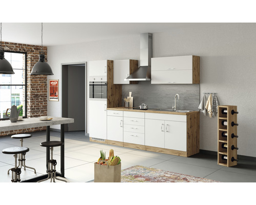 Moderní kuchyně s bílými skříněmi a dřevěnými akcenty, jídelní stůl a stoličky.