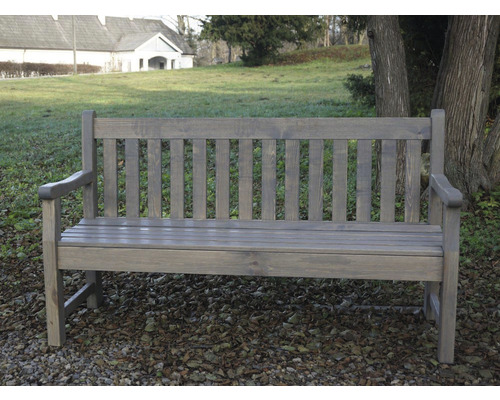 Dřevěná zahradní lavice s područkami na štěrku