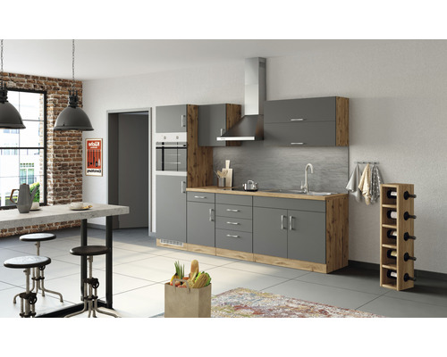 Moderní kuchyně s šedými skříňkami, dřevěnými prvky, odsavačem par a jídelním stolem.