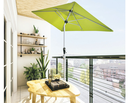 Balkonová scéna s obdélníkovým slunečníkem, stolem a policemi