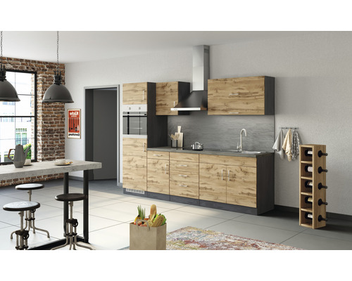 Moderní kuchyně s kuchyňskou linkou, horními skříňkami a jídelním koutem ve světlé místnosti.