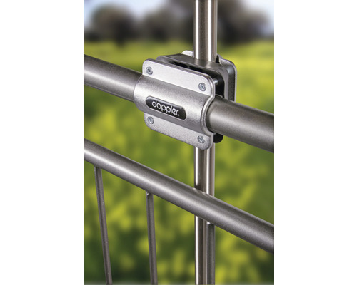 Logo společnosti Doppler na držáku slunečníků pro balkonové zábradlí