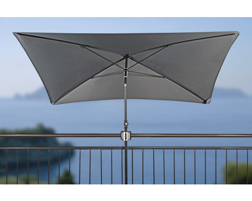 Obdélníkový slunečník namontovaný na zábradlí balkonu.